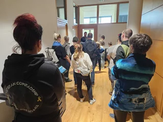 Auf dem Weg in die Maske